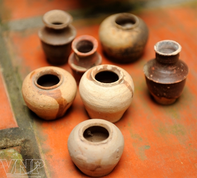 Một người Việt c&oacute; h&agrave;ng ngh&igrave;n đồ đồng, đồ sứ